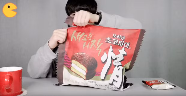 Đối thủ của bà Tân Vlog đã xuất hiện: Youtuber người Hàn tự tay làm những món ăn siêu to khổng lồ khiến dân tình choáng váng-3