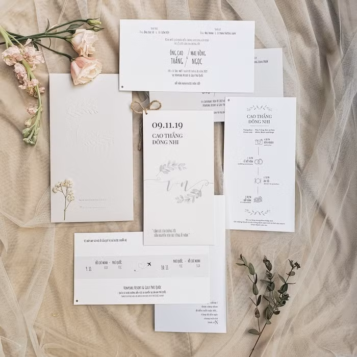 Những tấm thiệp cưới do cô dâu đích thân chụp lại.