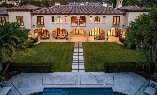 Căn biệt thự chính có diện tích gần 1.580 m2 với 6 phòng ngủ và 10 phòng tắm. Phong cách kiến trúc tại đây mang đậm những đường nét châu Âu cổ điển. Biet thu 30 trieu USD cua