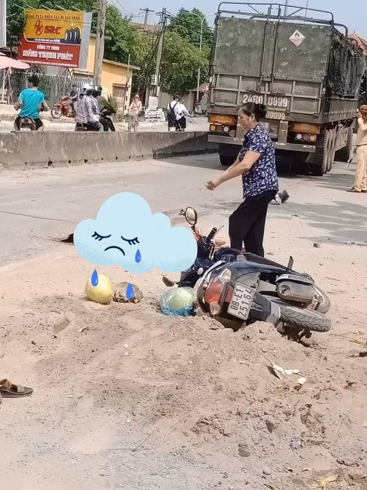 P.Y bị xe tải cán chết gần đống cát lớn đổ trên đường.