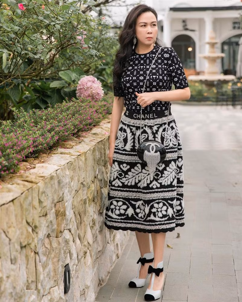 Phượng Chanel nâng hạng nhan sắc nhờ photoshop nhưng chỉnh sửa quá đà thành ra hơi dị dạng-9