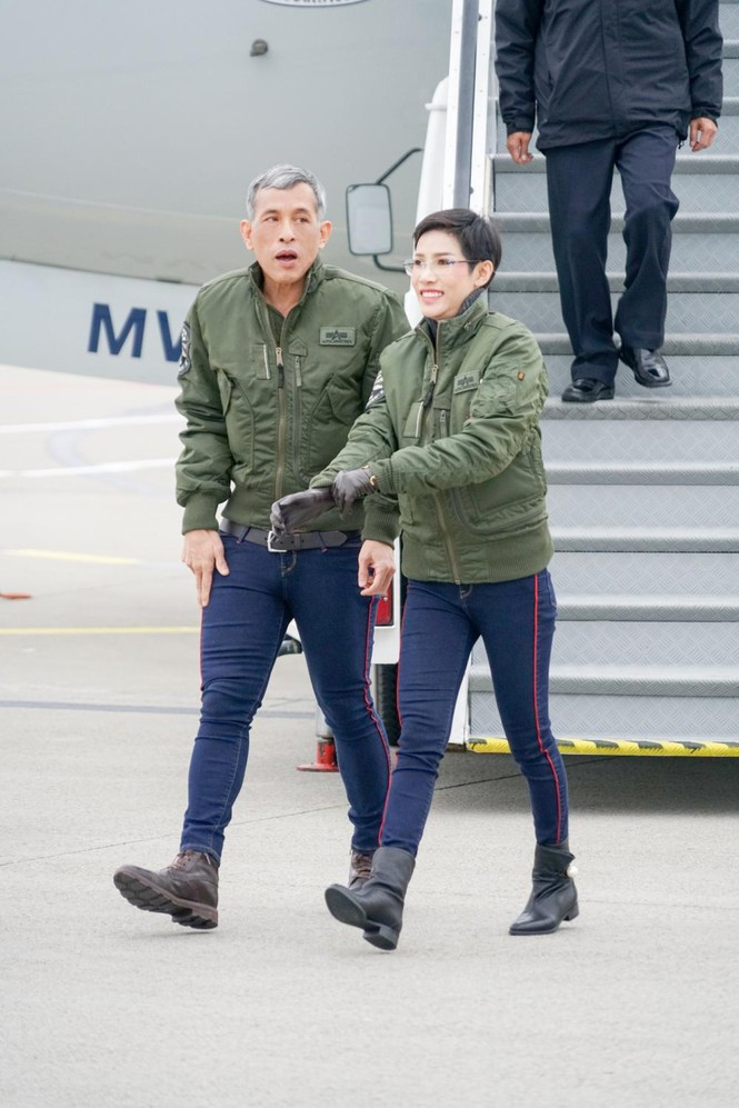 Nhan sắc Hoàng quý phi vừa bị Quốc vương Thái Lan phế truất ảnh 11 Nhan sắc Hoàng quý phi vừa bị phế truất vì bất trung ở Thái Lan - ảnh 12