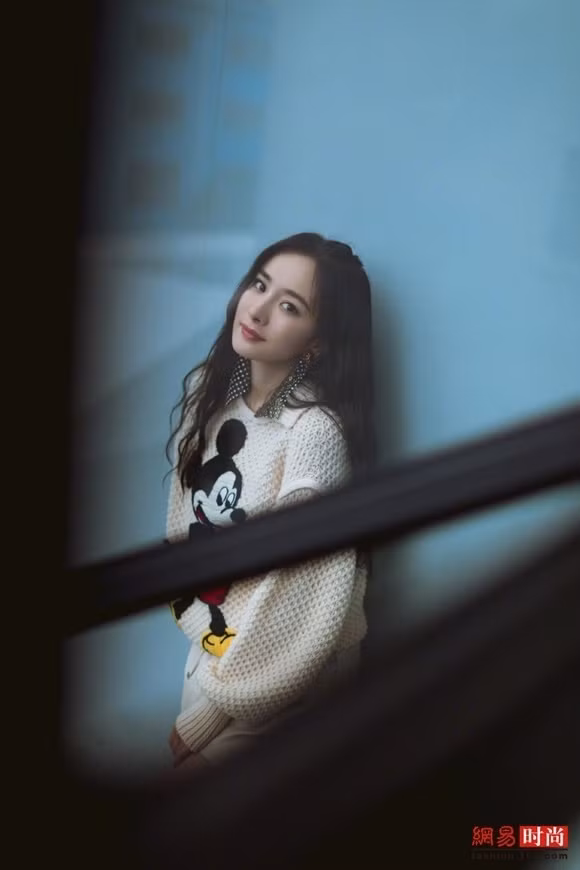 "Cưa sừng làm nghé" với phong cách xì-tin, Dương Mịch nhận mưa lời khen ảnh 2