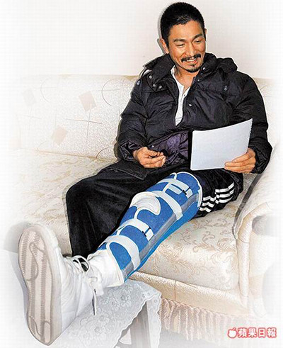 Năm 2005, Lưu Đức Hoa nuôi râu để đóng phim hành động Binh pháp mặc công. Khi quay cảnh nhảy từ tầng năm tòa nhà, nam diễn viên bị rạn xương.