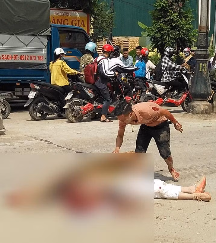 Nam thanh niên đắp chiếu lên thi thể P.Y.