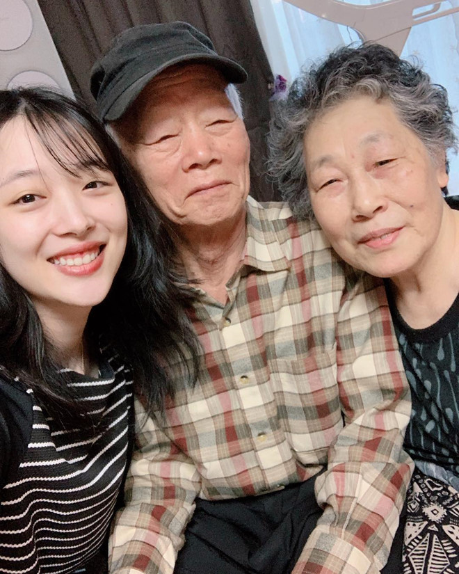 Sulli chụp ảnh cùng ông bà khi còn sống