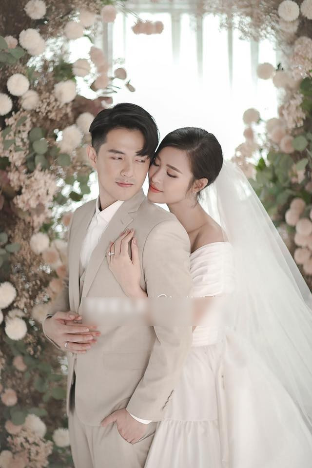 Viết thiệp mời, Đông Nhi trải lòng về hạnh phúc của cô dâu tương lai ảnh 1 Trải lòng của Đông Nhi khi viết thiệp mời: Hạnh phúc của cô dâu tương lai.