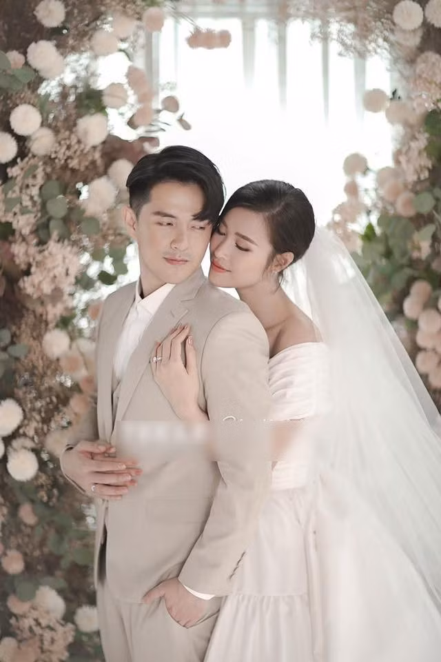 Trải lòng của Đông Nhi khi viết thiệp mời: Hạnh phúc của cô dâu tương lai.