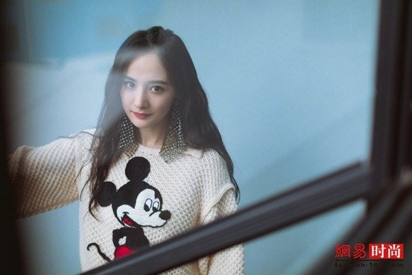 "Cưa sừng làm nghé" với phong cách xì-tin, Dương Mịch nhận mưa lời khen ảnh 1