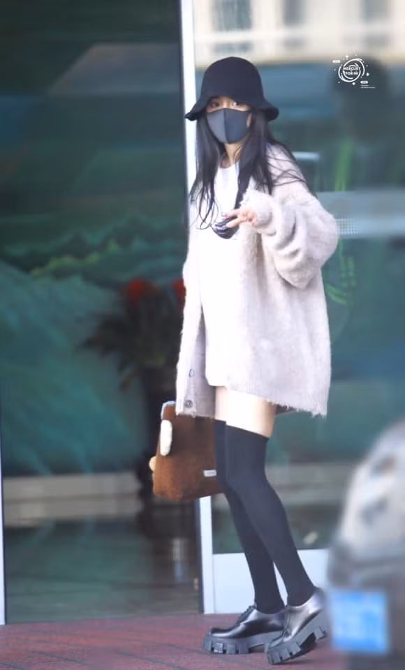 "Cưa sừng làm nghé" với phong cách xì-tin, Dương Mịch nhận mưa lời khen ảnh 3