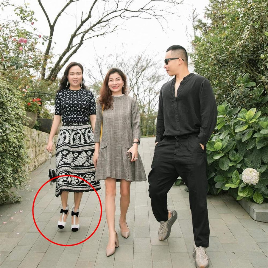 Phượng Chanel nâng hạng nhan sắc nhờ photoshop nhưng chỉnh sửa quá đà thành ra hơi dị dạng-5