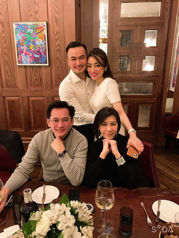 Chi Bảo tình tứ với bạn gái kém 16 tuổi khi đi du lịch ảnh 1 Chi Bảo tình tứ với bạn gái kém 16 tuổi khi đi du lịch