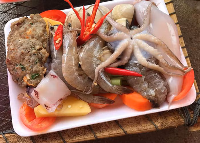 Giật mình set lẩu toàn hải sản tươi giá chỉ 50 ngàn trên vỉa hè