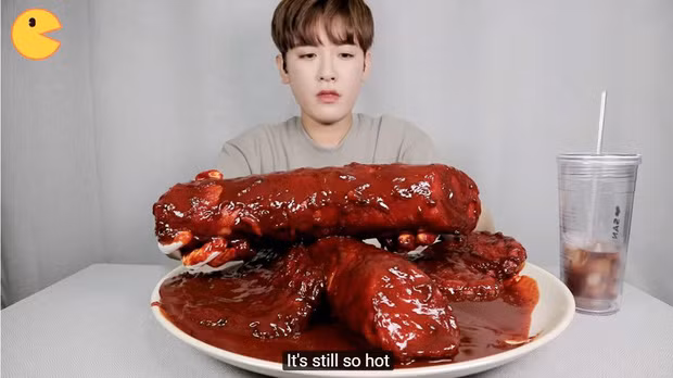 Đối thủ của bà Tân Vlog đã xuất hiện: Youtuber người Hàn tự tay làm những món ăn siêu to khổng lồ khiến dân tình choáng váng-11