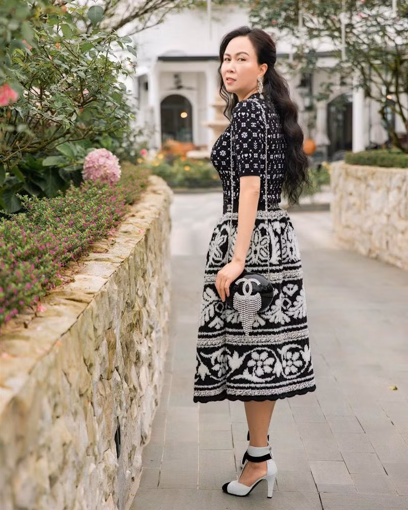 Phượng Chanel nâng hạng nhan sắc nhờ photoshop nhưng chỉnh sửa quá đà thành ra hơi dị dạng-2