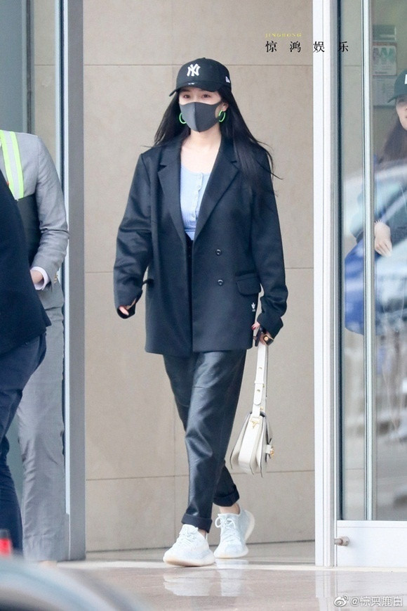 "Cưa sừng làm nghé" với phong cách xì-tin, Dương Mịch nhận mưa lời khen ảnh 6