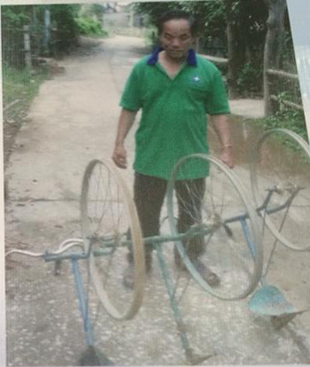 Ông Đồng bên chiếc máy cày đa năng của mình. Ảnh: Bộ KHCN dong2-3322-1431490130.jpg
