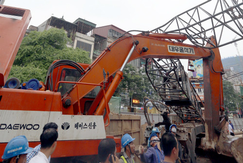 Hiện trường cần cẩu sập vào nhà dân ngày 12/5. Ảnh: Bá Đô. IMG-6674-8326-1431514903.jpg