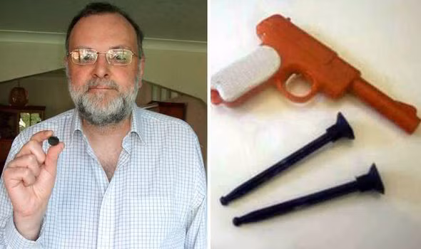 Hắt xì ra đồ chơi bị mắc kẹt trong mũi 44 năm