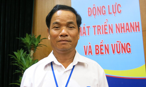 Nông dân tự chế máy cày từ mảnh bom