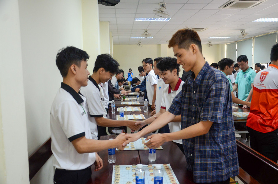 Các vận động viên bắt tay chuẩn bị thi đấu. Các vận động viên bắt tay chuẩn bị thi đấu.