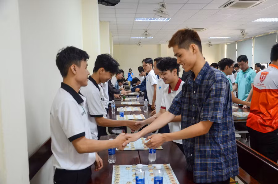 Các vận động viên bắt tay chuẩn bị thi đấu.