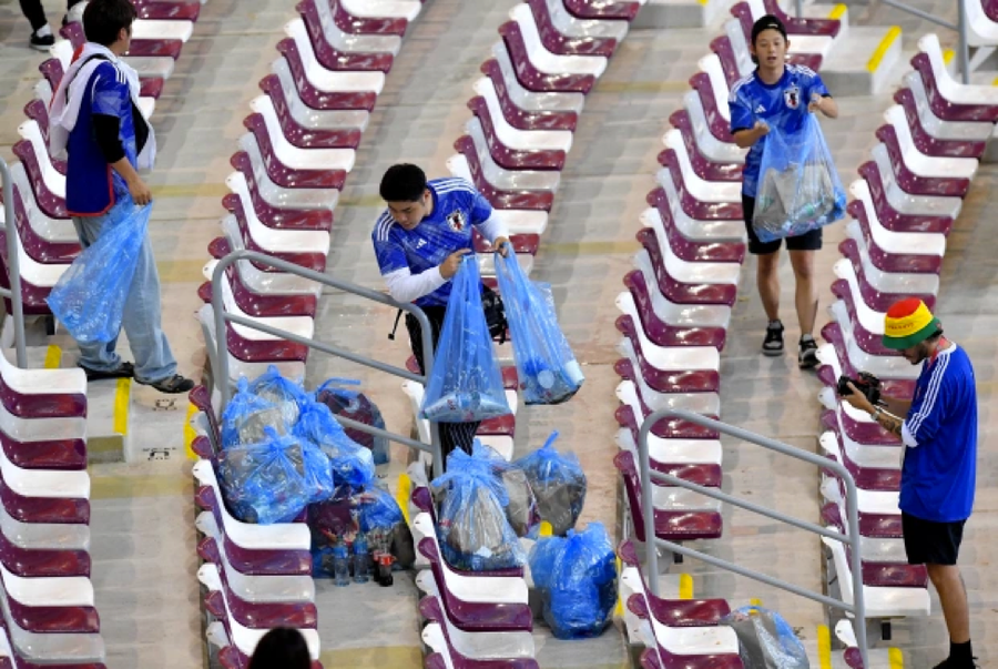 Cổ động viên Nhật Bản gom rác trên khán đài ở Qatar. Cổ động viên Nhật Bản gom rác trên khán đài ở Qatar.