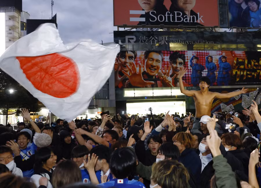 Người hâm mộ trong nước ăn mừng đội nhà Nhật Bản đánh bại Tây Ban Nha để gặp Croatia vòng 1/8.