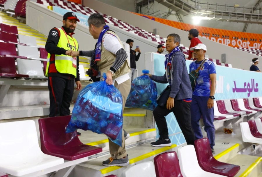Hình ảnh cổ động viên Nhật Bản dọn rác sau trận thắng Tây Ban Nha ở vòng bảng World Cup 2022. Ảnh: SunSport.