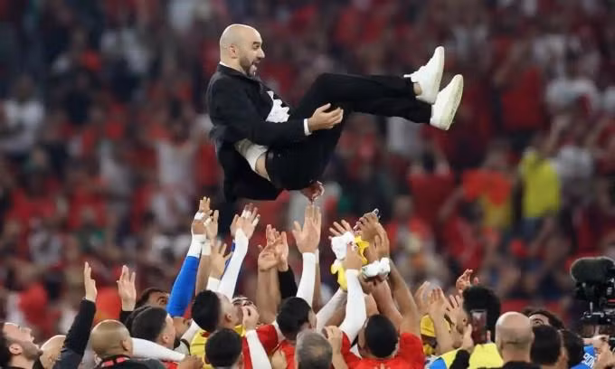 Cầu thủ Ma Rốc công kênh huấn luyện viên Regragui sau khi giành vé vào vòng 1/8.