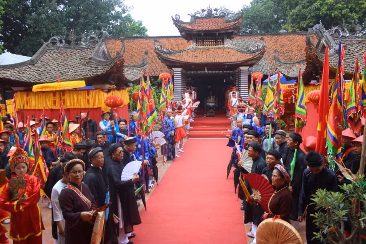 Lễ hội đình Chèm diễn ra rất long trọng.