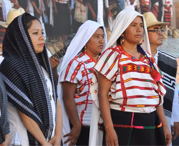 Người Mixtec thường tránh nhìn thẳng vào mắt người lớn tuổi.