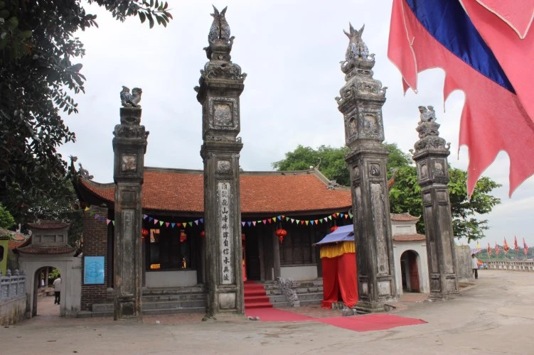 Lý Ông Trọng được tôn xưng là Đức Thánh Chèm và thờ tại đình Chèm.