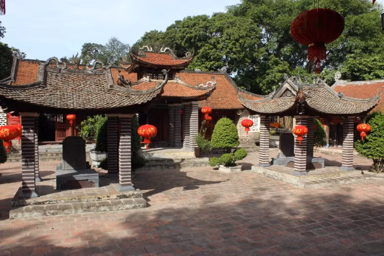 Tương truyền Tần Thủy Hoàng đã cho dựng đền thờ Lý Ông Trọng.