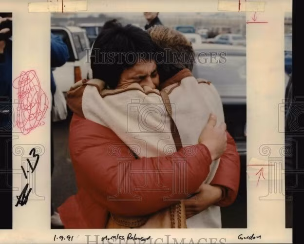 Ventura ôm chầm lấy “mẹ” Donna sau khi ra tù.