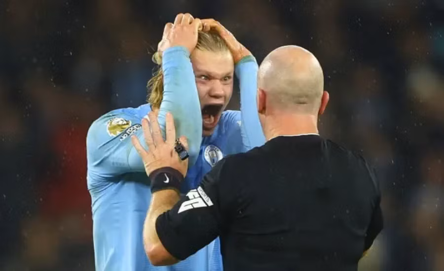 Hành vi của Erling Haaland với trọng tài Simon Hooper khiến Man City bị phạt nặng.