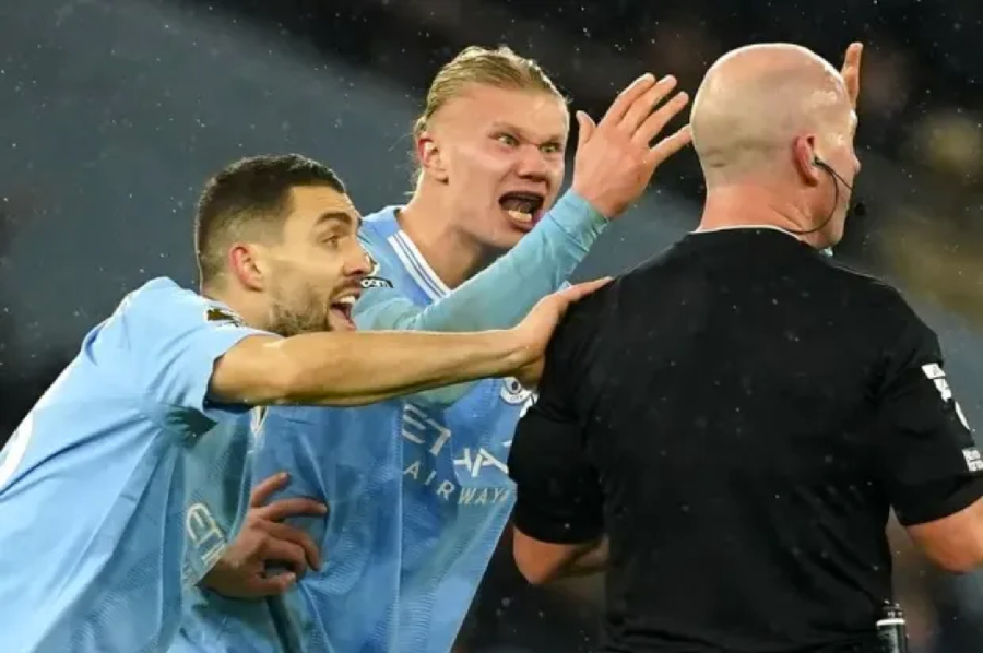 Haaland và các đồng đội ‘nổi điên’ với trọng tài Simon Hooper trong trận Man City hòa Tottenham 3-3 hôm 3/12. Haaland và các đồng đội ‘nổi điên’ với trọng tài Simon Hooper trong trận Man City hòa Tottenham 3-3 hôm 3/12.