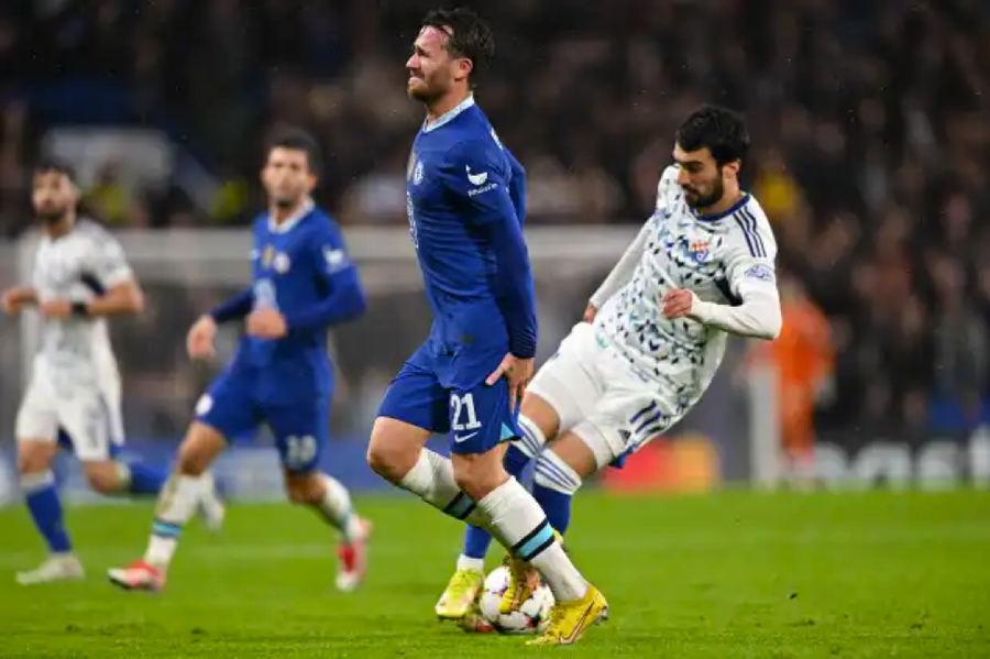 Ben Chilwell cảm nhận được chấn thương nghiêm trọng trọng trận đấu của Chelsea với Dinamo Zagre. Ben Chilwell cảm nhận được chấn thương nghiêm trọng trọng trận đấu của Chelsea với Dinamo Zagre.