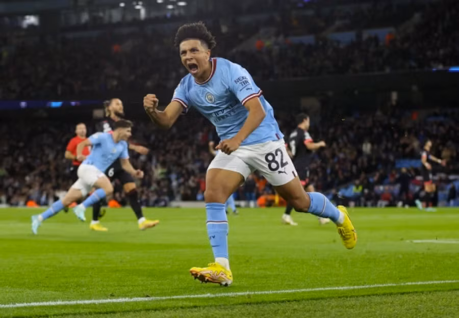 Hậu vệ phải 17 tuổi Rico Lewis ghi bàn cho Man City và đã đi vào lịch sử Champions League.