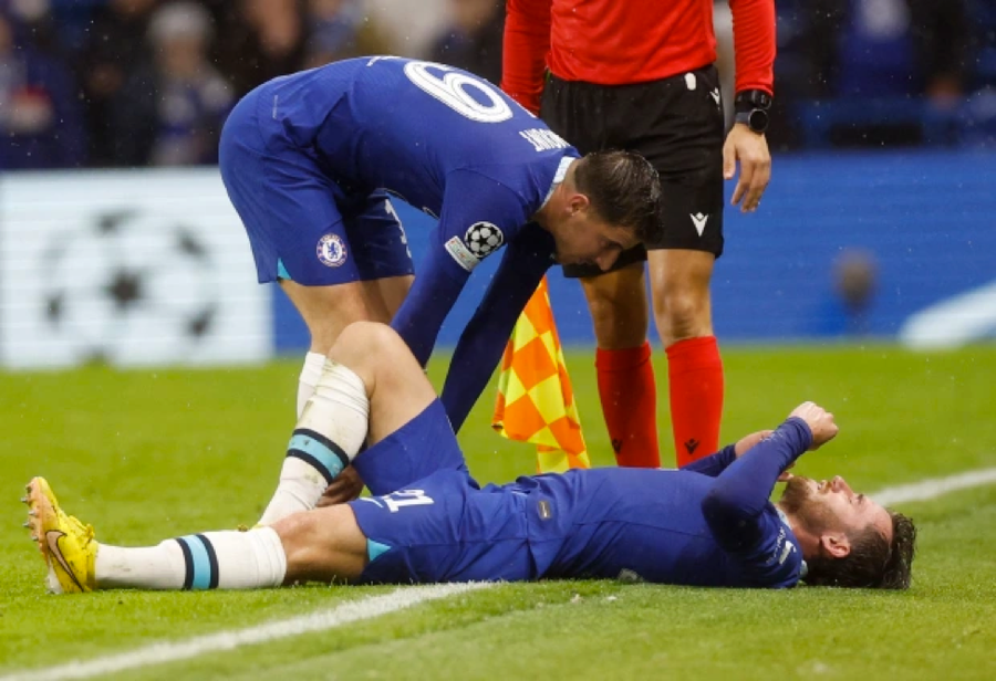 Đồng đội đến hỏi thăm và an ủi Ben Chilwell. Đồng đội đến hỏi thăm và an ủi Ben Chilwell.