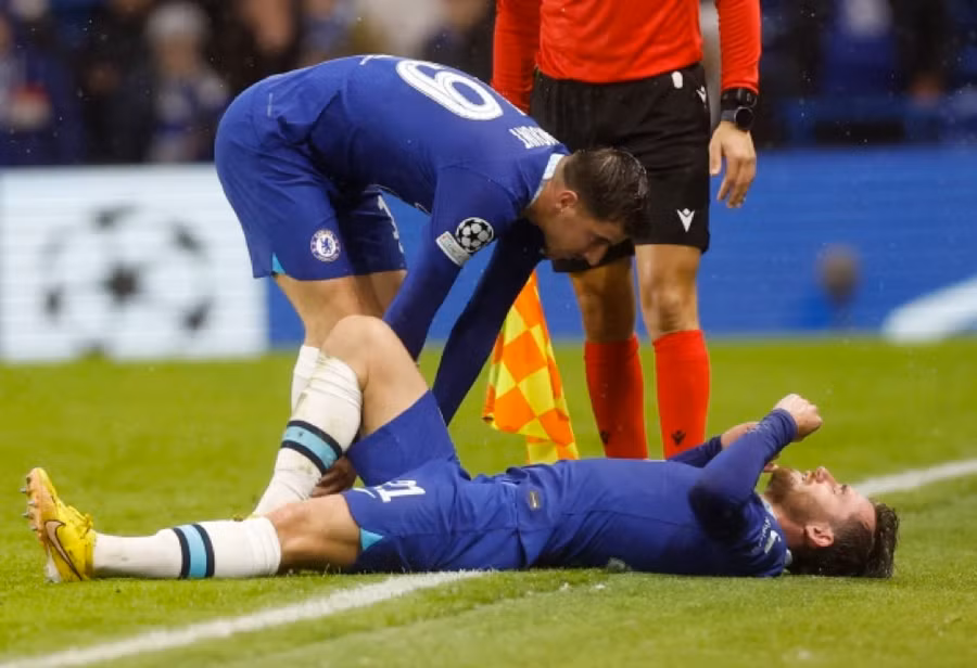 Đồng đội đến hỏi thăm và an ủi Ben Chilwell.