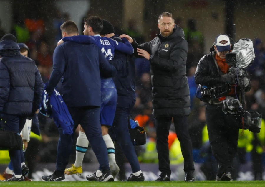Huấn luyện viên Graham Potter an ủi cậu học trò Chilwell. Huấn luyện viên Graham Potter an ủi cậu học trò Chilwell.