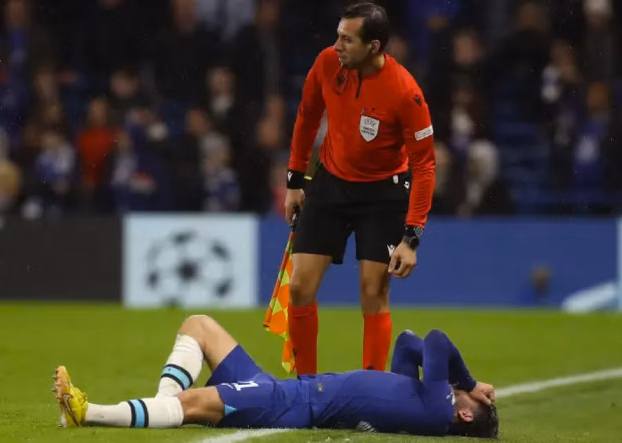 Chilwell lấy tay che mặt sau khi bị thương bởi anh dự cảm khó kịp bình phục dự World Cup 2022