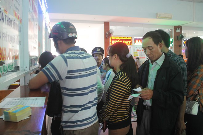 Nhà xe này còn sự dụng facebook "rao" bán vé Tết khiến dòng người không ngừng đổ về tranh thủ mua vé Tết. Ảnh: Nhiệt Băng Nhà xe này còn sự dụng facebook "rao" bán vé Tết khiến dòng người không ngừng đổ về tranh thủ mua vé Tết. Ảnh: Nhiệt Băng