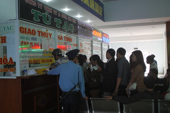 Bảo vệ được huy động giữ gìn an ninh trật tự trước tình trạng chen lấn nhau mua vé. Ảnh: Nhiệt Băng Bảo vệ được huy động giữ gìn an ninh trật tự trước tình trạng chen lấn nhau mua vé. Ảnh: Nhiệt Băng