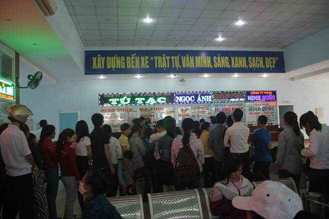 Lý do của tình trạng này là do nhà xe Tú Tạc bán vé xe Tết một số tuyến giảm từ từ 10-20 nghìn đồng/vé so với năm ngoái. Ảnh: Nhiệt Băng Lý do của tình trạng này là do nhà xe Tú Tạc bán vé xe Tết một số tuyến giảm từ từ 10-20 nghìn đồng/vé so với năm ngoái. Ảnh: Nhiệt Băng