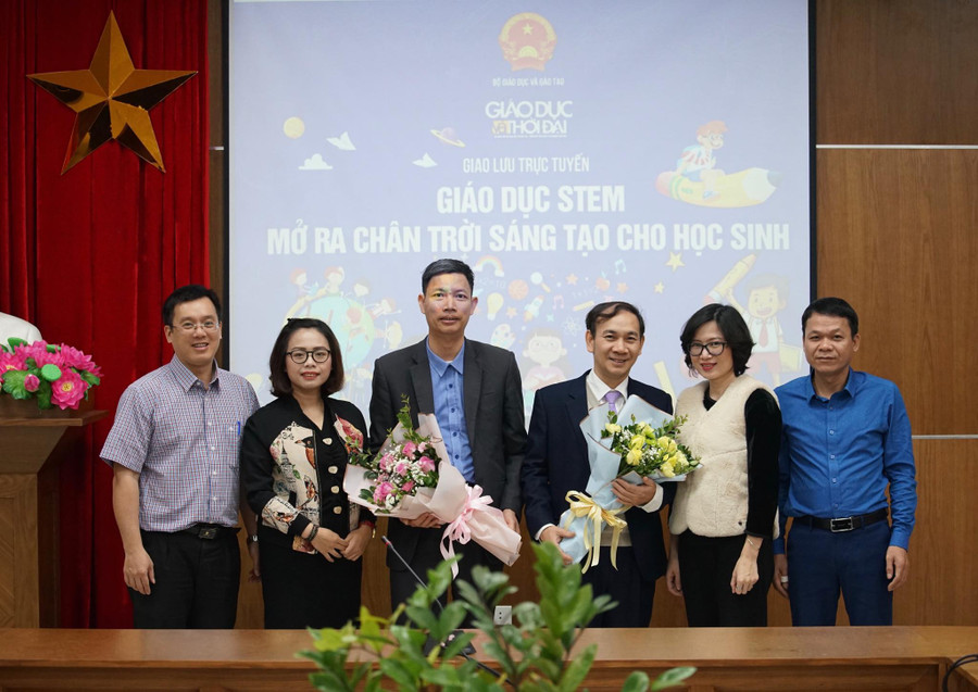 Hai khách mời: Thầy Hà Minh Tuấn (thứ ba từ phải sang), thầy Đàm Bạch Long (thứ ba từ trái sang), đại diện Phòng GD&ĐT quận Bắc Từ Liêm - Hà Nội (thứ hai từ phải sang) cùng biên tập viên Báo Giáo dục và Thời đại tại buổi giao lưu. Ảnh: Xuân Phú