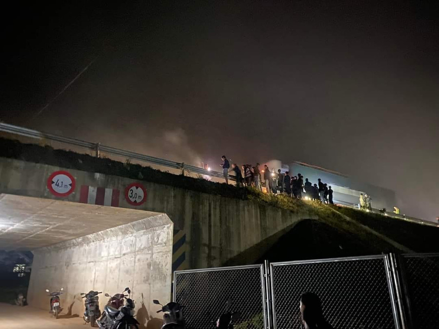 Nhiều người dân theo dõi hiện trường vụ tai nạn. (Ảnh: MXH).