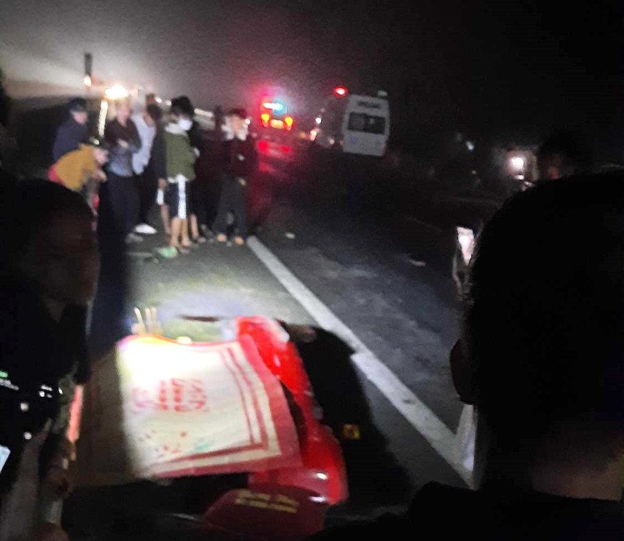 Vụ tai nạn khiến 2 người chết, 4 người bị thương được đưa đi cấp cứu.