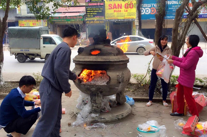 Việc đốt vàng mã trong lễ cúng rằm tháng 7 tại chung cư tiềm ẩn nhiều nguy cơ cháy nổ. Vì vậy các gia đình không nên đốt trong nhà mà nên xuống sân và nên đốt ít vàng mã. Ảnh minh họa. I.T.